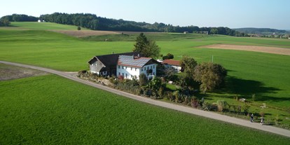 Reisemobilstellplatz - Umgebungsschwerpunkt: am Land - Höslwang - Idyllischer Alleinlagehof und Gartenparadies "Schwanzerhof"