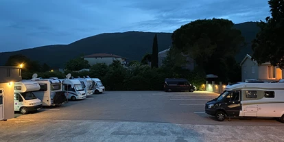 Place de parking pour camping-car - öffentliche Verkehrsmittel - Adria - Camper Stop XL