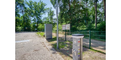 Reisemobilstellplatz - Umgebungsschwerpunkt: am Land - Lüneburger Heide - Wassersäule und Grauwasserentsorgung  - Parkplatz am Waldbad