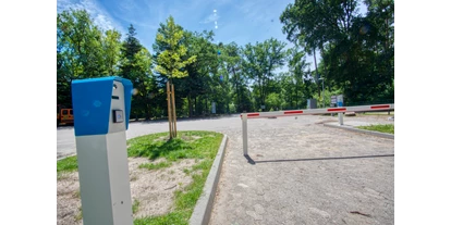 Reisemobilstellplatz - Umgebungsschwerpunkt: am Land - Lüneburger Heide - Schrankenanlage  - Parkplatz am Waldbad
