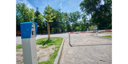 Reisemobilstellplatz - Umgebungsschwerpunkt: am Land - Lüneburger Heide - Schrankenanlage  - Parkplatz am Waldbad