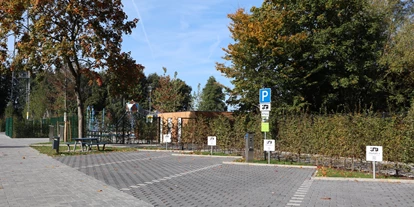 Reisemobilstellplatz - öffentliche Verkehrsmittel - Borchen - Wohnmobilstellplatz am Freibad