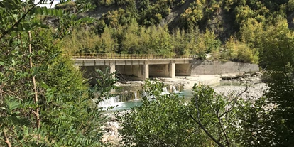 Posto auto camper - Umgebungsschwerpunkt: Fluss - Grecia - Brücke über den Fluss  - Stellplatz Am Fluss