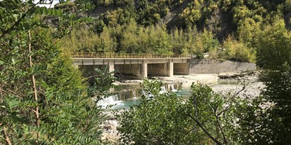 Reisemobilstellplatz - Frischwasserversorgung - Griechenland - Brücke über den Fluss  - Stellplatz Am Fluss