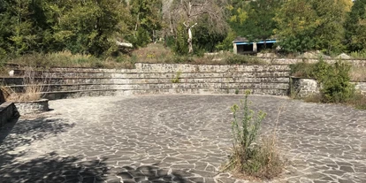 Parkeerplaats voor camper - Umgebungsschwerpunkt: Fluss - Griekenland - Stellplatz mit gegenüberliegenden verlassenen Haus  - Stellplatz Am Fluss