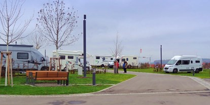 Reisemobilstellplatz - Hülben - Der neue Platz verfügt über zwei Picknickplätze, die zum gemütlichen Beisammensitzen einladen - Neuer Wohnmobilstellplatz der Panorama Therme Beuren