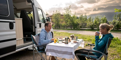 Reisemobilstellplatz - Art des Stellplatz: bei Gewässer - Eppan - Frühstück mit Ausblick - SchartnerAlm Camping