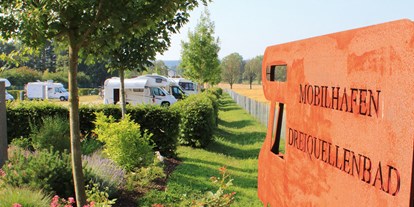 Reisemobilstellplatz - Wohnwagen erlaubt - Ortenburg - Mobilhafen Dreiquellenbad - Kur- und Feriencamping Holmernhof Dreiquellenbad