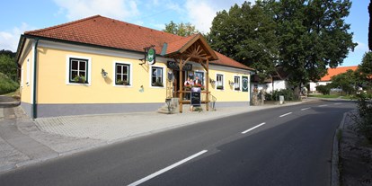Motorhome parking space - WLAN: nur um die Rezeption vorhanden - Klosterneuburg - Stellplatz "Kaisereiche" Parkplatz Gasthaus Schilling