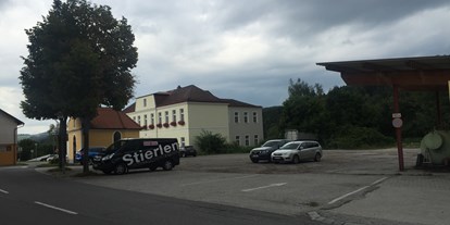Reisemobilstellplatz - Pöllau (Hernstein) - Stellplatz "Kaisereiche" Parkplatz Gasthaus Schilling