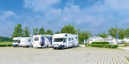 Parkeerplaats voor camper - WLAN: teilweise vorhanden - Ostbayern - Wohnmobil-Stellplatz an der Kaiser-Therme Bad Abbach