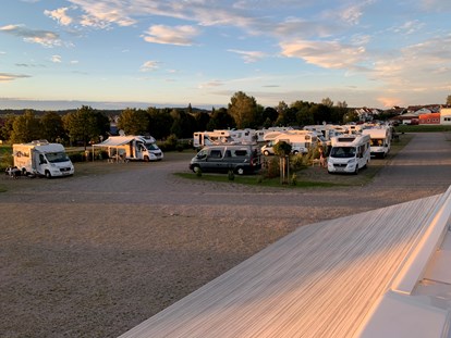 Motorhome parking space - Wohnwagen erlaubt - Ausreichend Platz und Privatsphäre für jeden Camper.... - Reisemobilpark Turm und Kristalle