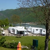 Parkeerplaats voor campers - Der Wohnmobilstellplatz ist direkt an der Donau neben dem Badestrand gelegen. - Badestrand Aggsbach