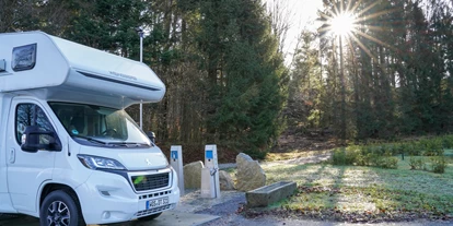 Reisemobilstellplatz - Frischwasserversorgung - Weixelbaum (Peilstein im Mühlviertel) - Wohnmobil bei der Grauwasserentleerung und Servicestation am Wohnmobilhafen - Camping Resort Bayerwald