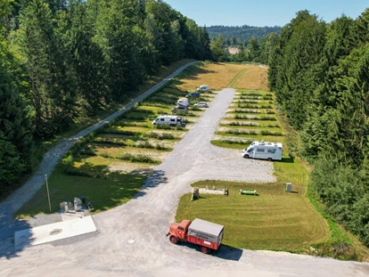 Parkeerplaats voor camper - Entsorgung Toilettenkassette - Fürsteneck - Blick auf Wohnmobilhafen - Camping Resort Bayerwald