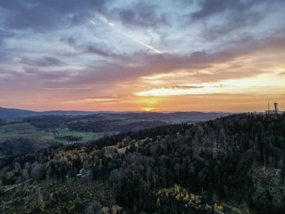 RV park - Unser Bayerischer Wald - vom Aussichtsturm schaut man nach Österreich und Tschechien - Camping Resort Bayerwald