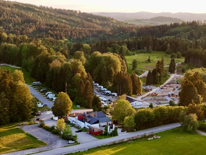 Parkeerplaats voor camper - Entsorgung Toilettenkassette - Fürsteneck - Luftaufnahme unseres Camping Resorts Bayerwald - Camping Resort Bayerwald