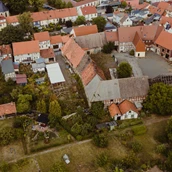 Parkeerplaats voor campers - Das Gut Ziegenberg umfasst ca. 1,5 Hektar Fläche. - Heimathof Gut Ziegenberg