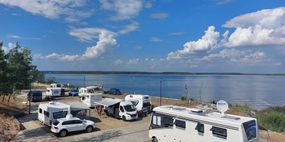 Motorhome parking space - Lausitzer Seenland - Blick vom Sanitärgebäude - Marina-Camping Geierswalder See