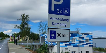 Reisemobilstellplatz - Umgebungsschwerpunkt: am Land - Straßgräbchen - Zufahrt - Marina-Camping Geierswalder See