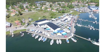 Reisemobilstellplatz - Duschen - Südschweden - Hier können Sie den ganzen Tag Boote beobachten. Es gibt sowohl Motorboote als auch Segelboote, die für einen Tagesausflug gemietet werden können. - Loftahammars Varv & Marina