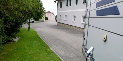 Reisemobilstellplatz - Wohnwagen erlaubt - Grub (Würmla) - Die Einfahrt ist breit und gerade - Wetzmannsthalerhof