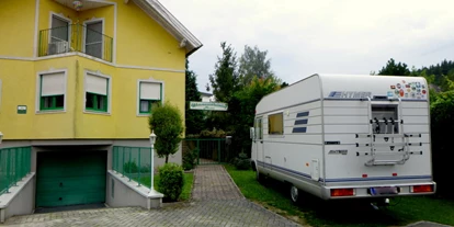 Reisemobilstellplatz - Wohnwagen erlaubt - Grub (Würmla) - Stellplatz direkt neben dem Pensionseingang - Wetzmannsthalerhof