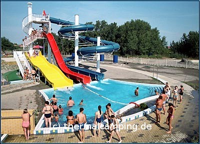 aire de camping-car - Große Rutsche im Außenbereich des Bades. Der Campingplatz u. das Bad sind Nachbarn.  - Thermalcamping Pápa / Westungarn