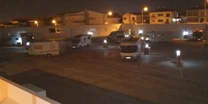 Motorhome parking space - Umgebungsschwerpunkt: Strand - Foz do Arelho - Smooth night lights. - ASA Peniche - Motorhome Park