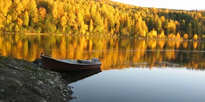 Posto auto camper - Stromanschluss - Gastsjö - Herbst Foto von Indalsälven - Zorbcenter