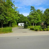 Parkeerplaats voor campers - Ansicht von der Straße auf den Stellplatz  - Michelbach an der Bilz 