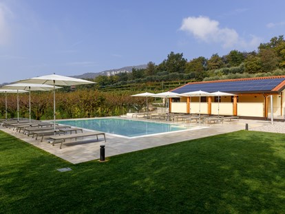 Motorhome parking space - Duschen - Gardasee - Verona - La nostra piscina - Agriturismo Agricamping GARDA NATURA