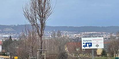 Parkeerplaats voor camper - Meißen - Markierung des Stellplatzes - Panoramablick: Radebeul-Dresden-Sächs.Schweiz