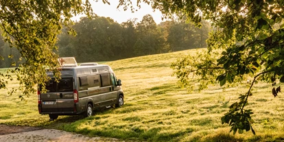 Place de parking pour camping-car - WLAN: nur um die Rezeption vorhanden - Isny im Allgäu - drei Stellplätze mit freier Aussicht in die Allgäuer Landschaft. - Ferienhof und Baumhaushotel Allgäu