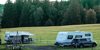 Parkeerplaats voor camper - Sulzberg (Landkreis Oberallgäu) - drei Stellplätze mit freier Aussicht auf die Allgäuer Landschaft. - Ferienhof und Baumhaushotel Allgäu