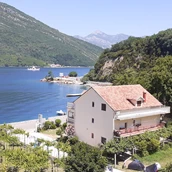 Place de stationnement pour camping-car - View on the campsite from the hill. Campisite located just accross sea, near main road Kotor - Tivat - Camping Verige