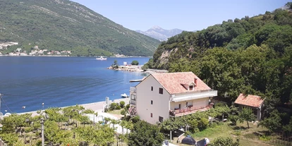 Plaza de aparcamiento para autocaravanas - Hunde erlaubt: Hunde erlaubt - Adria - View on the campsite from the hill. Campisite located just accross sea, near main road Kotor - Tivat - Camping Verige