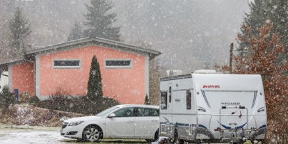 Motorhome parking space - Duschen - Bavaria - Camping im Winter bei Schnee, ist bei uns am Campingplatz Sippelmühle jederzeit möglich!

Freizeitgestaltung:
Von Skifahren in Voggenthal über Langlaufen im Lengenbachtal sind natürlich auch zünftige Rodelpartien möglich. Der Lift ist kostenlos und stärken können Sie sich in der Alm.

Nicht nur im Sommer, auch im Winter bietet sich die Kombination Camping und Wandern in der Sippelmühle an: Gepflegte Winterwanderwege und wunderbare Winterspaziergänge laden zu gesunder Bewegung und Naturerlebnis ein. Der Landgasthof Sippelmühle bietet Ihnen im Anschluss den perfekten Ausgleich. - Campingplatz Sippelmühle