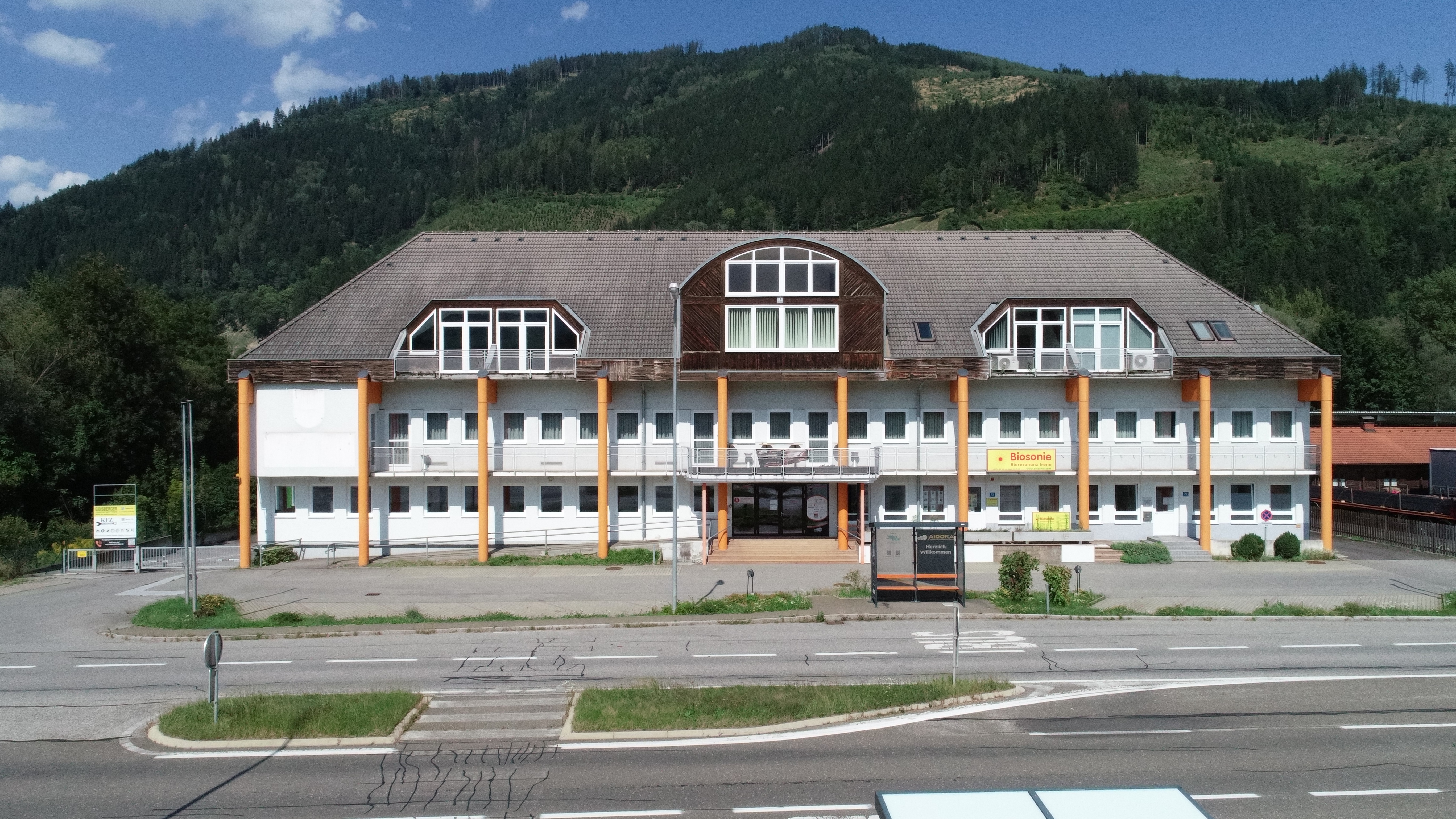 Wohnmobilstellplatz - 🚐 Die Zufahrt zu den Wohnmobilstellplätzen erfolgt über die Einfahrt auf der linken Gebäudeseite. Die Stellplätze befinden sich auf dem Parkplatz P3 hinter dem AIDORA Business & Convention Center. - AIDORA Business & Convention Center
