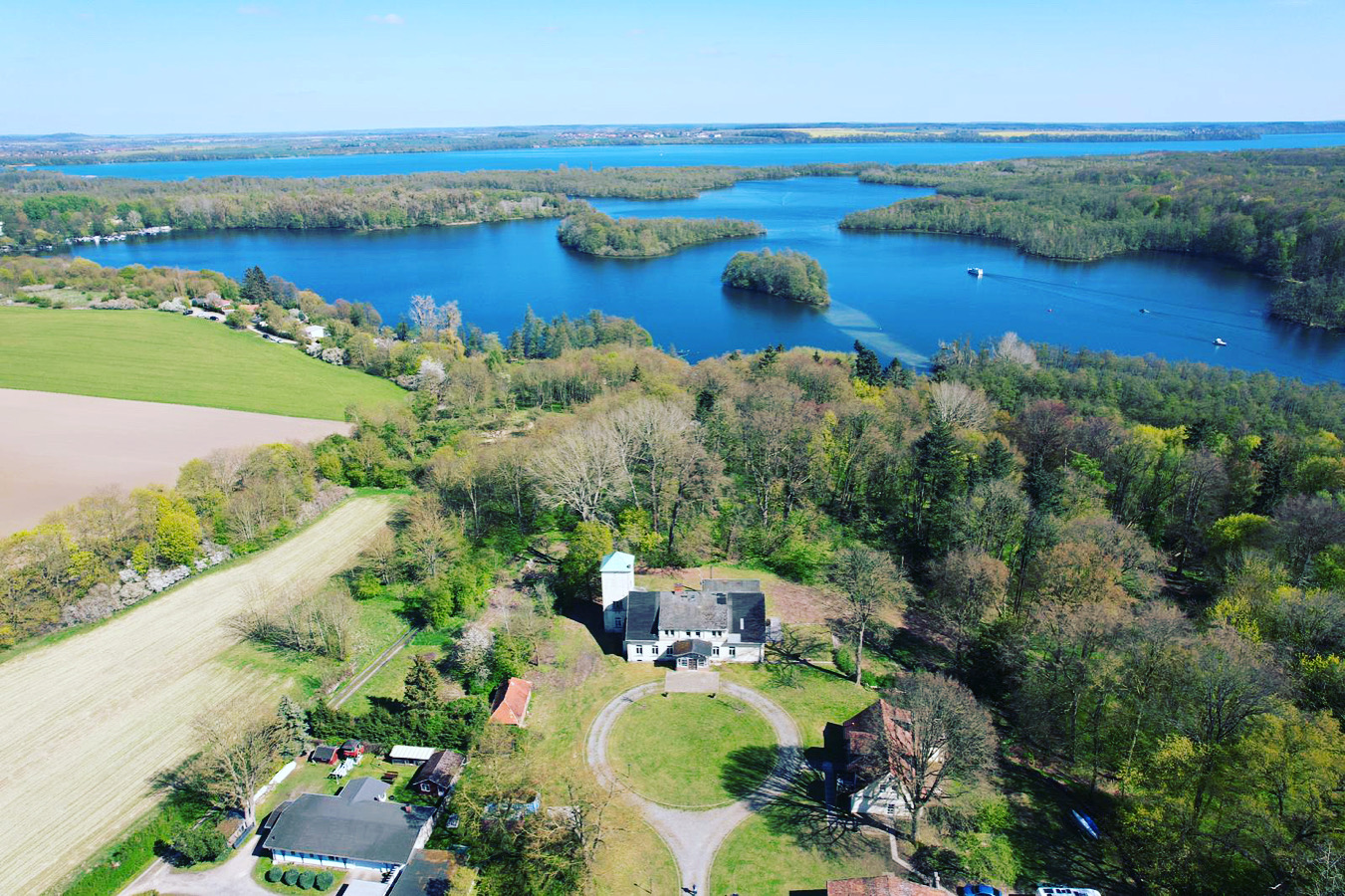Wohnmobilstellplatz - Stellplatz Ansicht von oben - Wohnmobilstellplatz Wendenhof mit Seezugang und Bushaltestelle