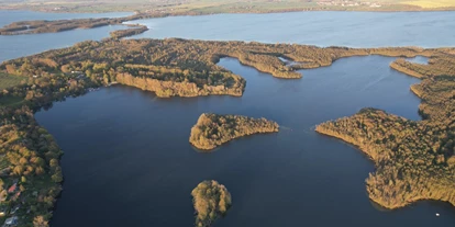 Reisemobilstellplatz - WLAN: teilweise vorhanden - Cambs - Wasser rund um den Stellplatz - Wohnmobilstellplatz Wendenhof mit Seezugang und Bustransfer