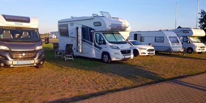 Motorhome parking space - Art des Stellplatz: eigenständiger Stellplatz - Griebo - Stellplatzreihe am Flugplatzzaun - Wohnmobilstellplatz Hugo Junkers