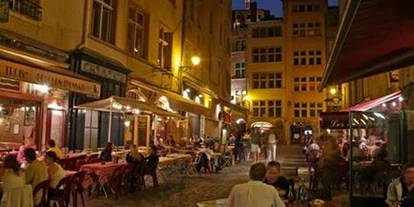 Reisemobilstellplatz - Restaurant - Trévoux - Tolle Abendstimmung in der Stadt - Stellplatz Indigo Lyon