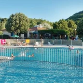 Parkeerplaats voor campers - Am Pool - Stellplatz Huttopia Royat