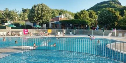 Reisemobilstellplatz - Wohnwagen erlaubt - Saint-Bonnet-près-Orcival - Am Pool - Stellplatz Huttopia Royat