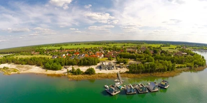 Reisemobilstellplatz - SUP Möglichkeit - Altdöbern - Schwimmende Häuser auf dem Geierswalder See - Stellplatz Ferien & Freizeitpark Geierswalde