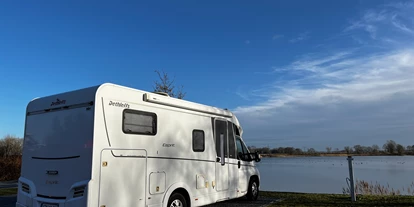 Parkeerplaats voor camper - SUP Möglichkeit - Sande (Friesland) - Komfort-Seeparzelle
Befestigte Stellplätze (1. Reihe)
Befestigte Stellplätze mit Sonnenterrasse in erster Reihe direkt am See.

+/- 90 m2
Haustiere erlaubt - Friesensee Camping und Ferienpark