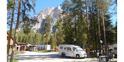 Plaza de aparcamiento para autocaravanas - Umgebungsschwerpunkt: Berg - Trentino-Tirol del Sur - Rolling Home pitches - Camping Sass Dlacia