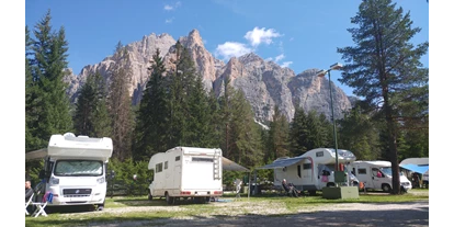 Place de parking pour camping-car - Stromanschluss - Italie - Rolling Home pitches - Camping Sass Dlacia
