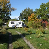 Place de stationnement pour camping-car - Einzelplatz für ein Wohnmobil auf naturschönem Grundstück mit eigenem Garten - Einzelner freistehender Wohnmobilplatz auf der Halbinsel Knösö (Schweden)